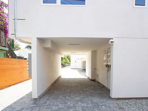 5th image of 1242 N Beachwood Dr #18394233