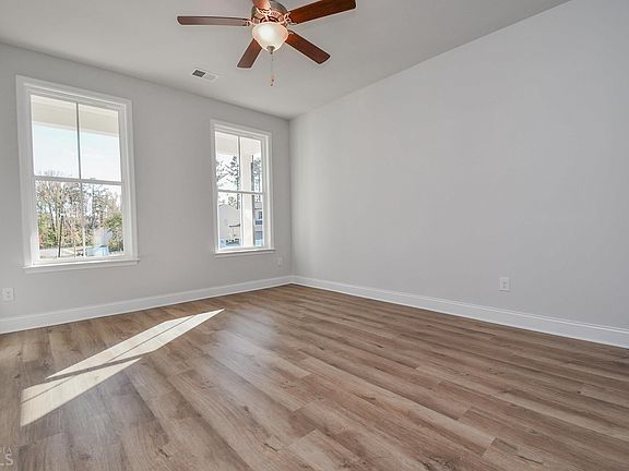 5th image of 376 Caledonia Ct
