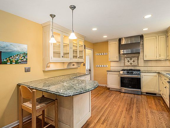 4th image of 1418 Iroquois Pl