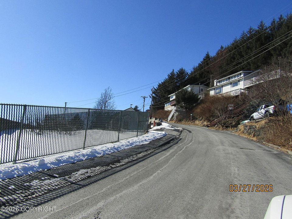 1st image of 221 Alder Ln