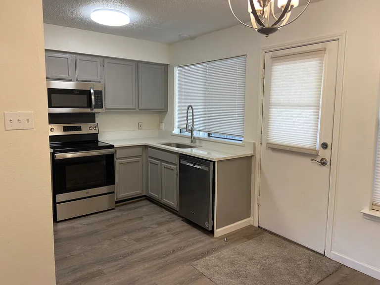 219 Meadow Ct #B — Photo 8