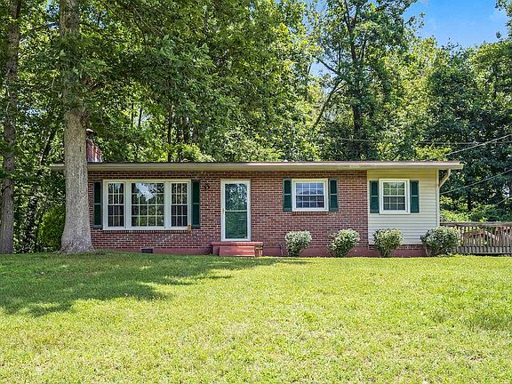 2nd image of 1002 Lakeside Cir