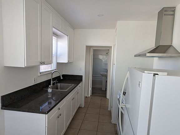 3rd image of 3220 Warwick Ave