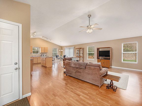 4th image of 3917 Degraves Ct