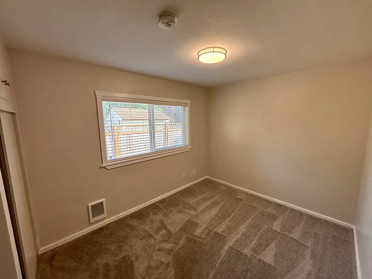 815 Edmonds Ave NE — Photo 16