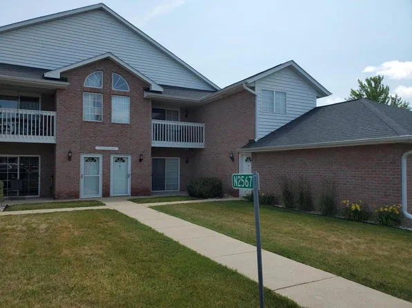 W241N2567 East Parkway Meadow CIRCLE #2, Pewaukee, WI 53072