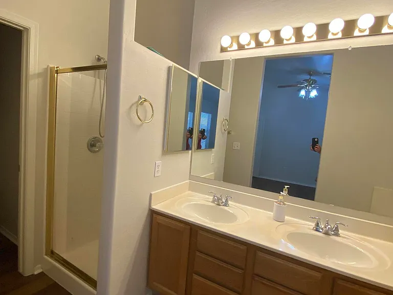 1704 E Pontiac Dr — Photo 12