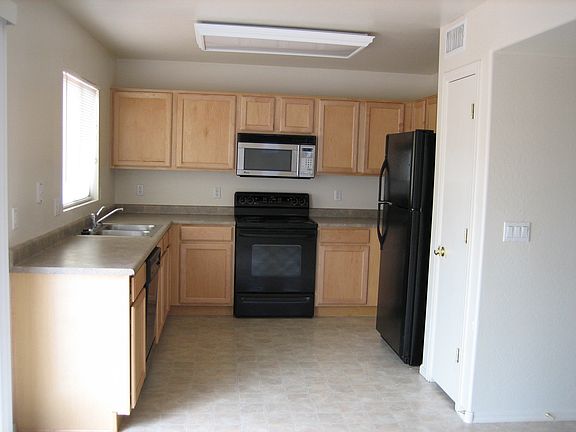 Kitchen, appliances included