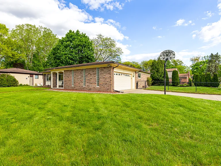 2140 Adrienne Dr — Photo 45