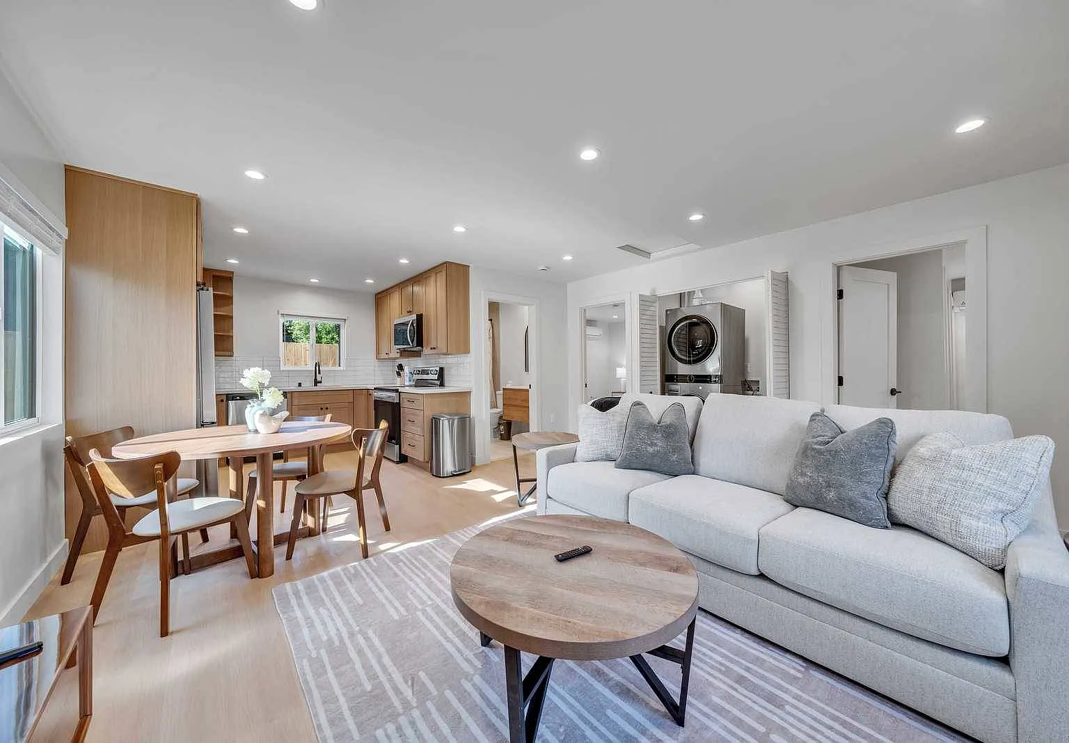 2 bed, 887 sqft, $6,000 — Photo 2