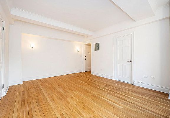 4th image of 404 E 55th St APT 6D