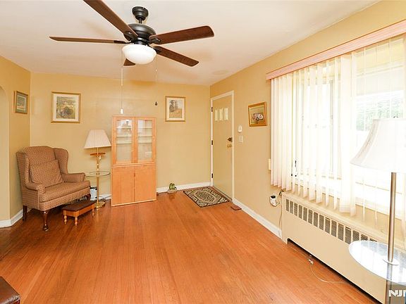 5th image of 151 Hickory Ave