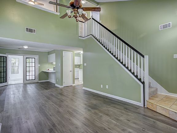 4th image of 121 Holland Park Cir