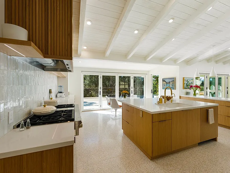 1057 Monte Dr — Photo 2