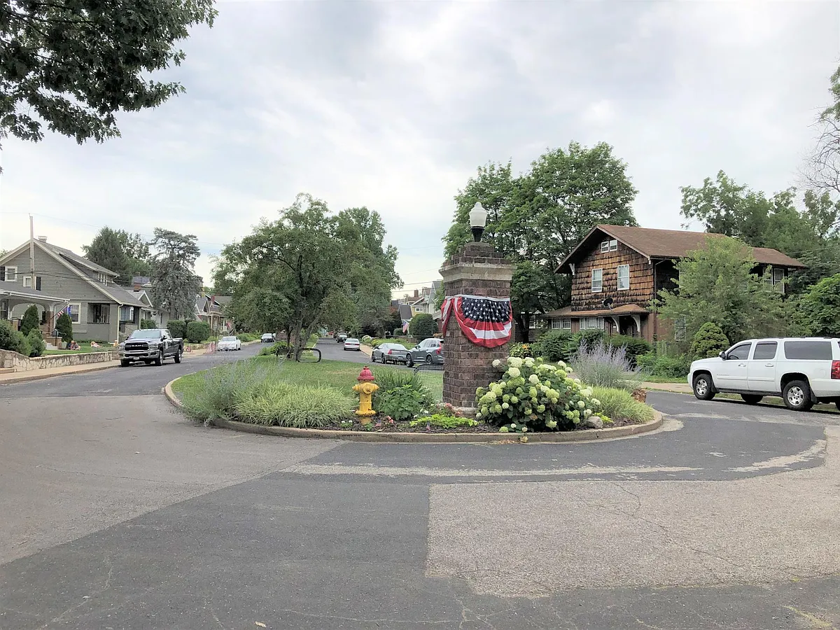 Building Photo - 1122 N Summit Blvd #A