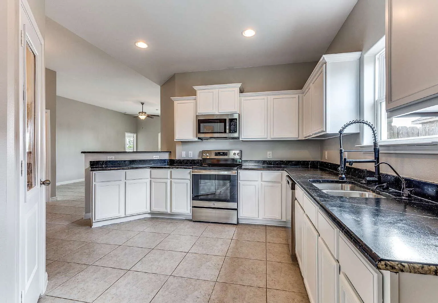 3 bed, 2.0 bath, 1759 sqft, $2,100 — Photo 4