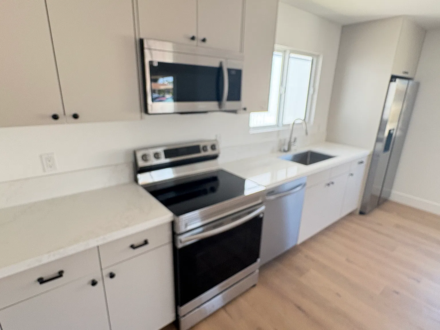 2 bed, 800 sqft, $3,295 — Photo 2