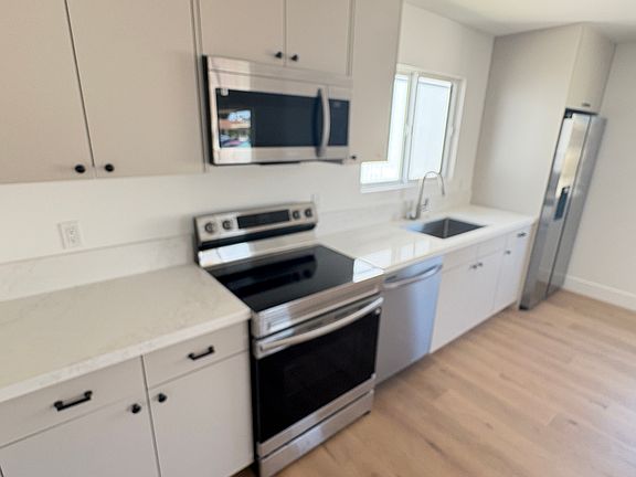 2nd image of 1106 Victoria St #D