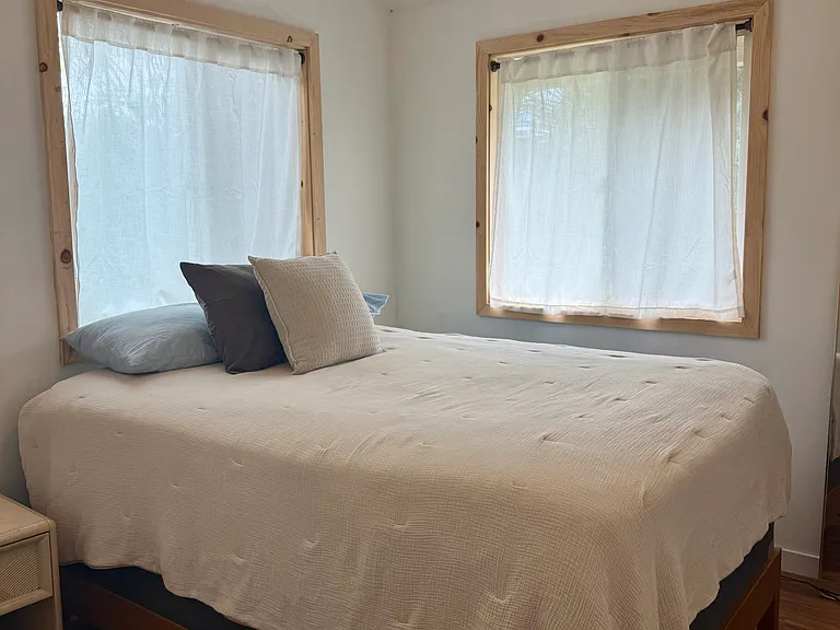 Bedroom with queen size bed and split ac