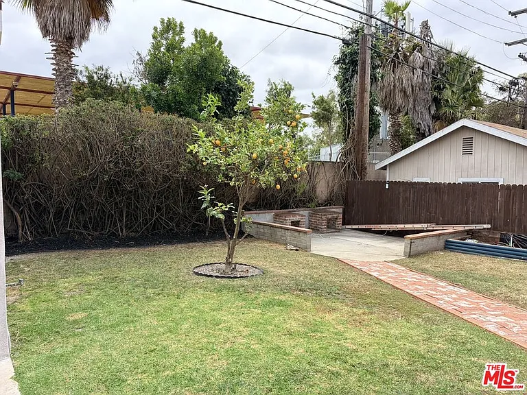 2142 S Victoria Ave — Photo 40