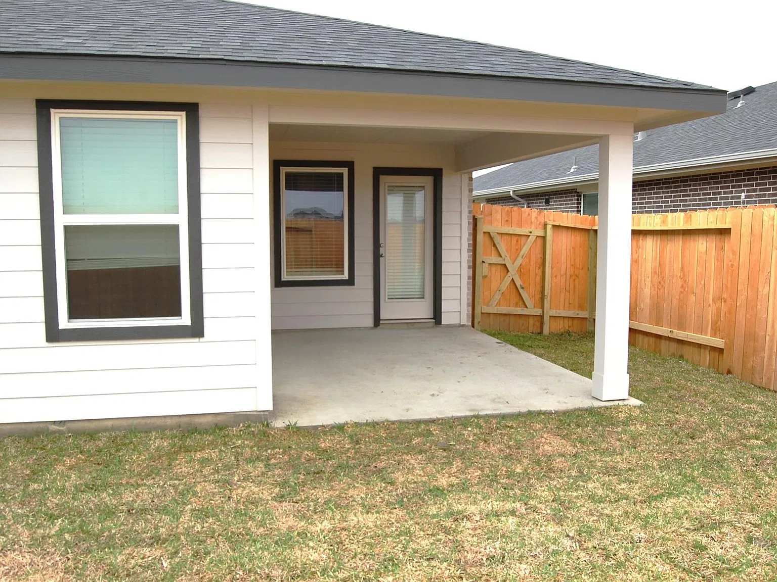 4 bed, 3.0 bath, 2071 sqft, $2,400 — Photo 3
