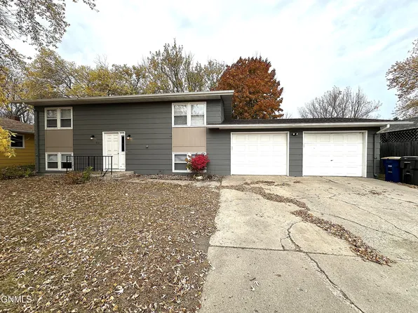 907 11th Ave NE, Jamestown, ND 58401