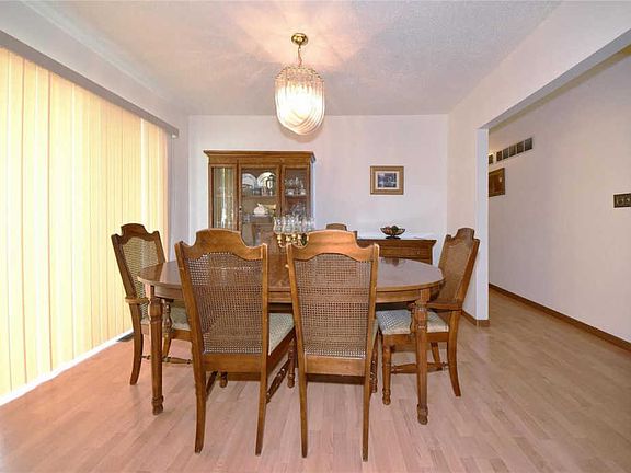 2nd image of 565 Queen Ann Dr