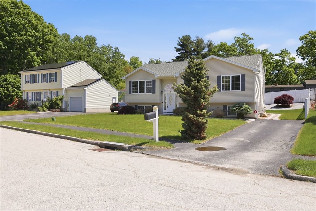 3 Oak Leaf Cir, Worcester, MA - View 2