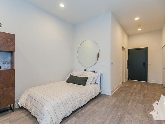 3rd image of 847 N Larrabee St #204