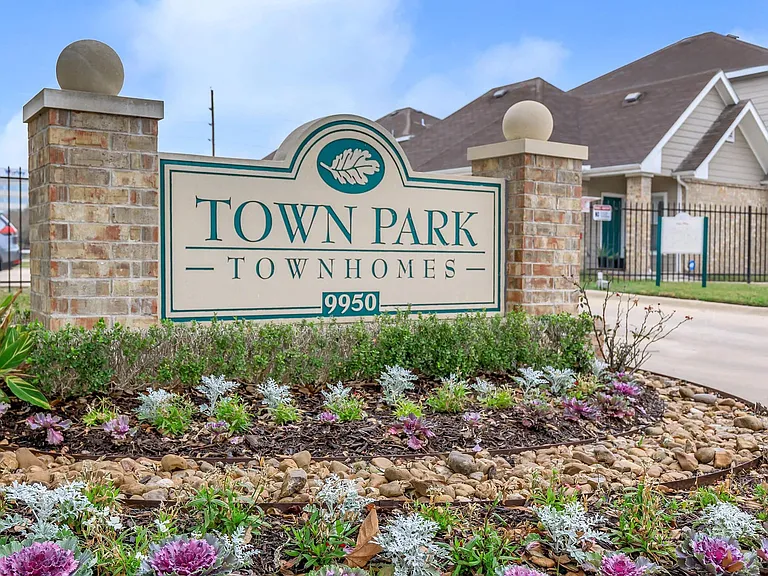 Town Park Townhomes — Photo 22