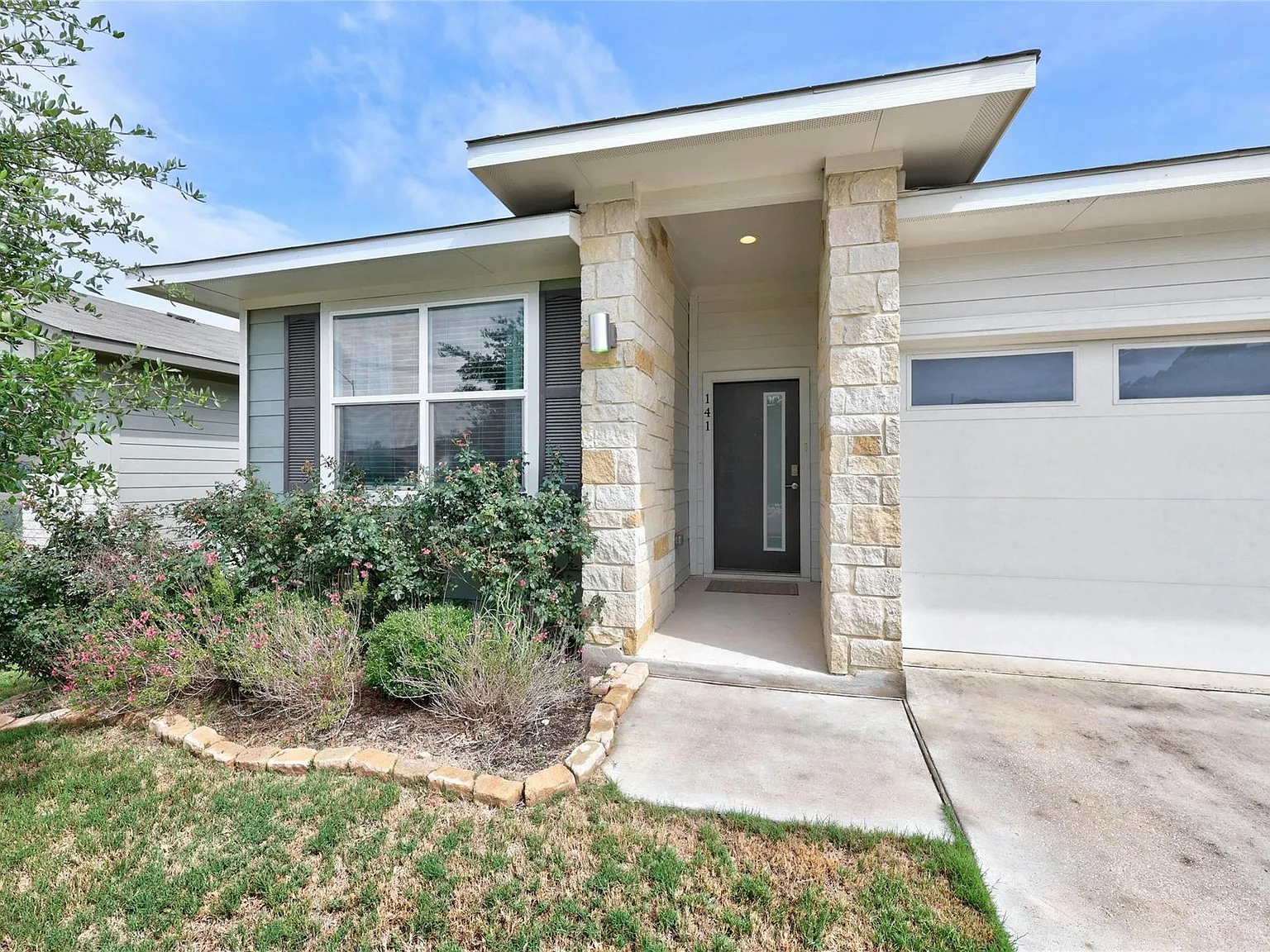 4 bed, 2.0 bath, 1885 sqft, $2,950 — Photo 2