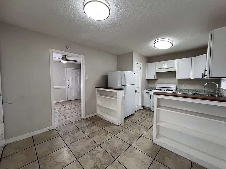1115 S Beckley Ave #F — Photo 6