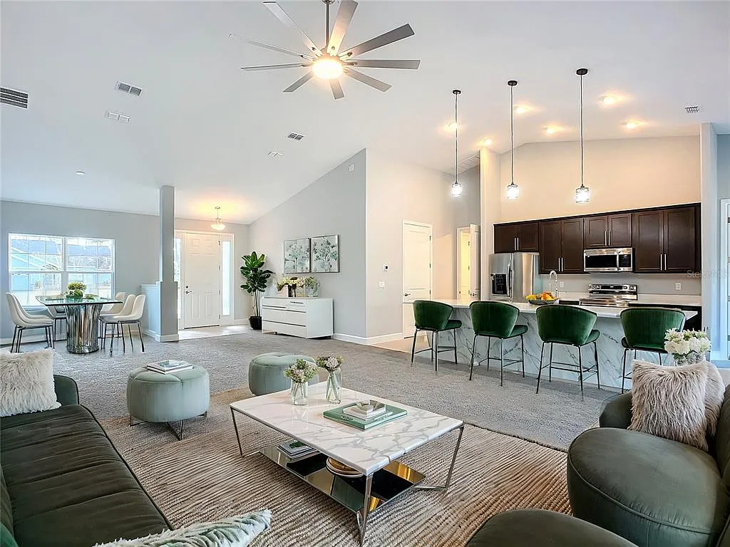 4 bed, 2.0 bath, 2293 sqft, $2,400 — Photo 2