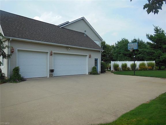 3rd image of 805 Park Village Dr