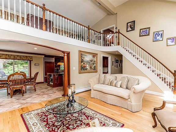 5th image of 2 Magnolia Ln