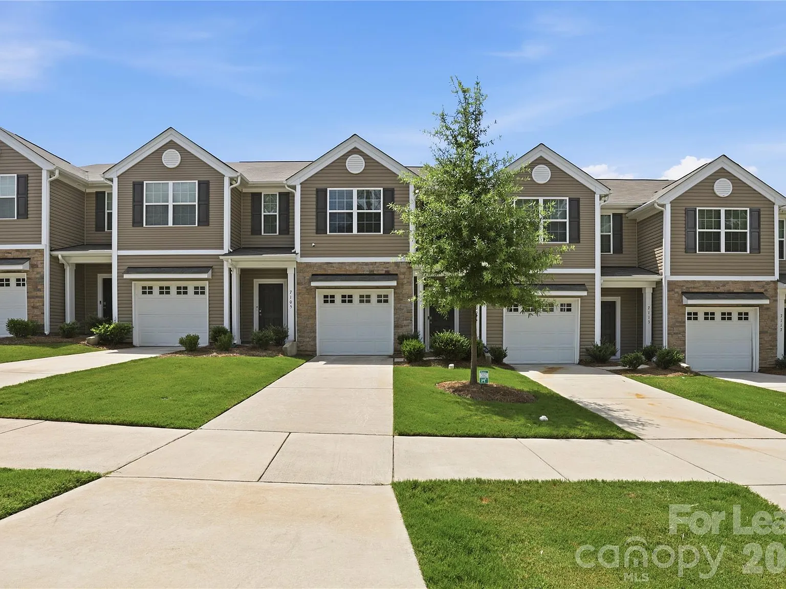 3 bed, 2.5 bath, 1458 sqft, $2,000 — Photo 2