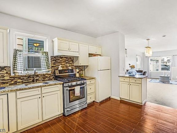4th image of 212 Sanford Ave