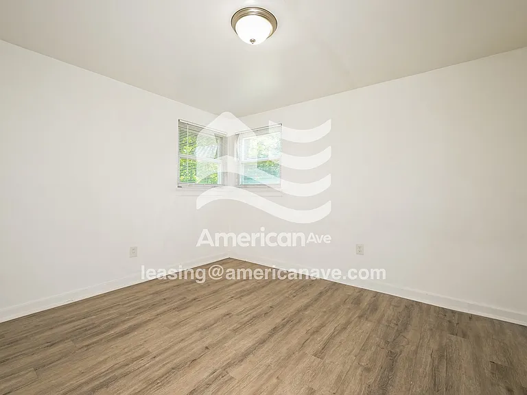 1426353_008_bedroom_9.jpg