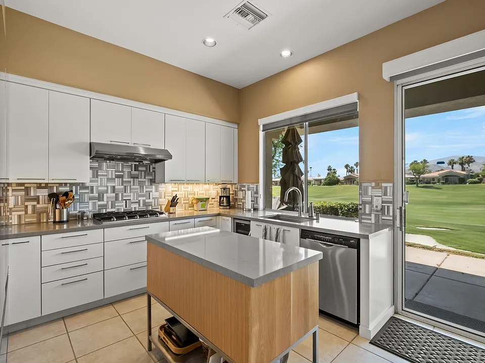 461 Desert Holly Dr