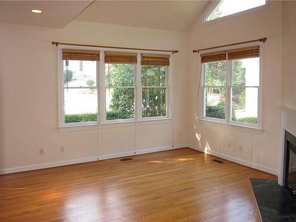 5th image of 218 Columbia Pl W