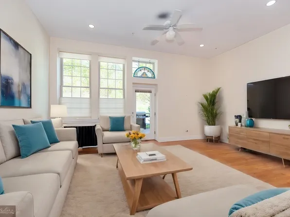 195 Collincote St APT 104, Stoneham, MA 02180