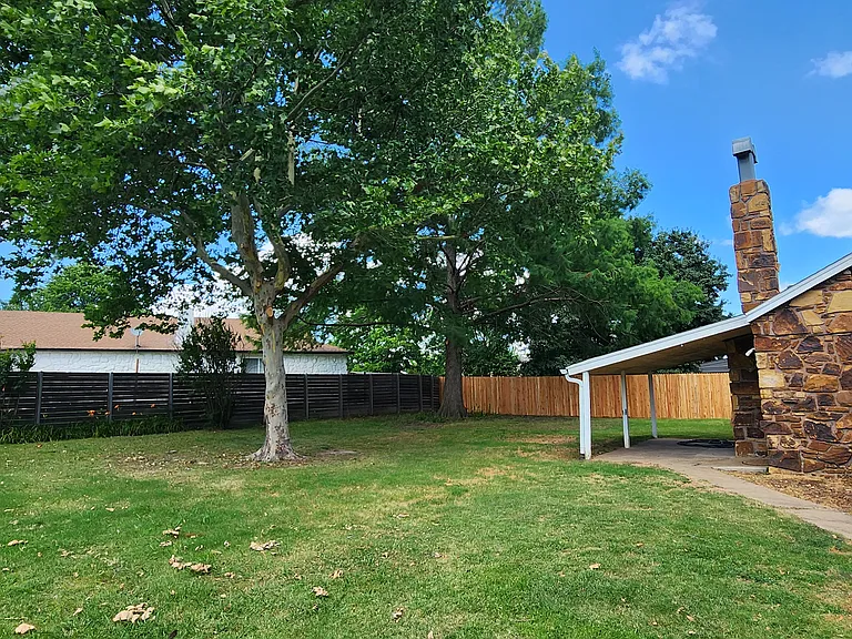 2804 E El Paso St — Photo 25