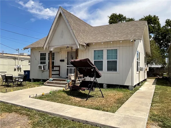 213 S McCall St, Sinton, TX 78387