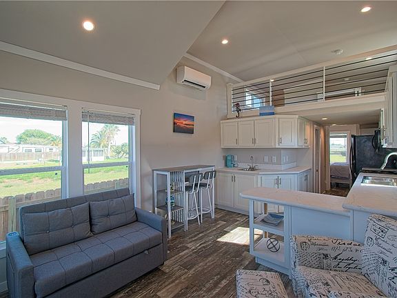 3rd image of 211 W Pompano