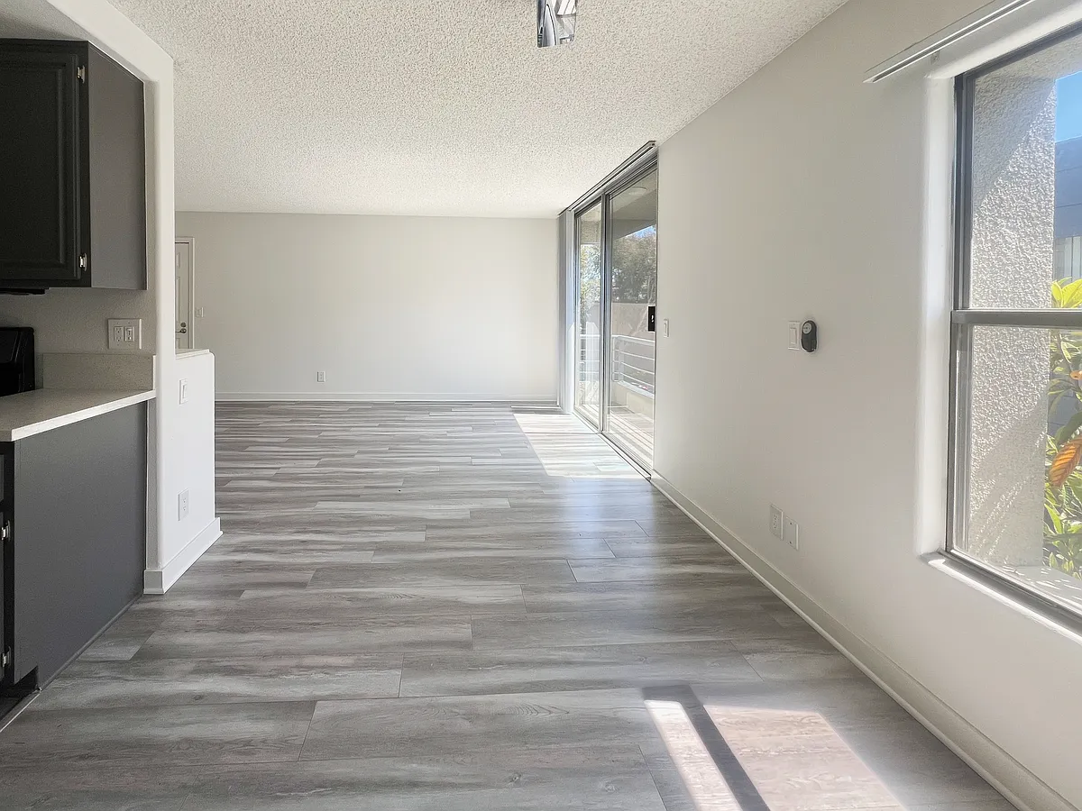 Building Photo - 4077-4083 Tujunga Ave #202