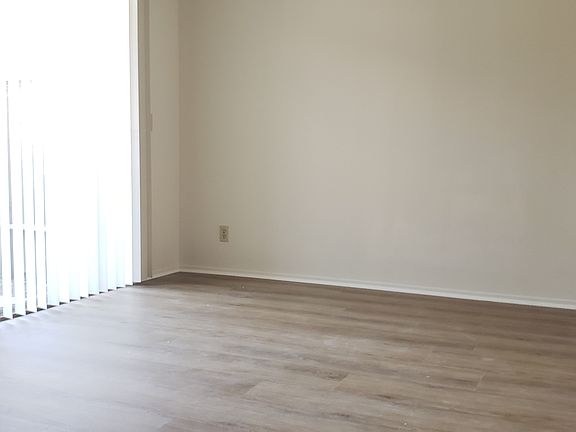5th image of 725 Windwood Dr