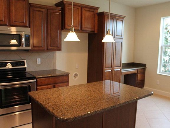 9712 SW 75th Loop - Kitchen with Granite Countertops