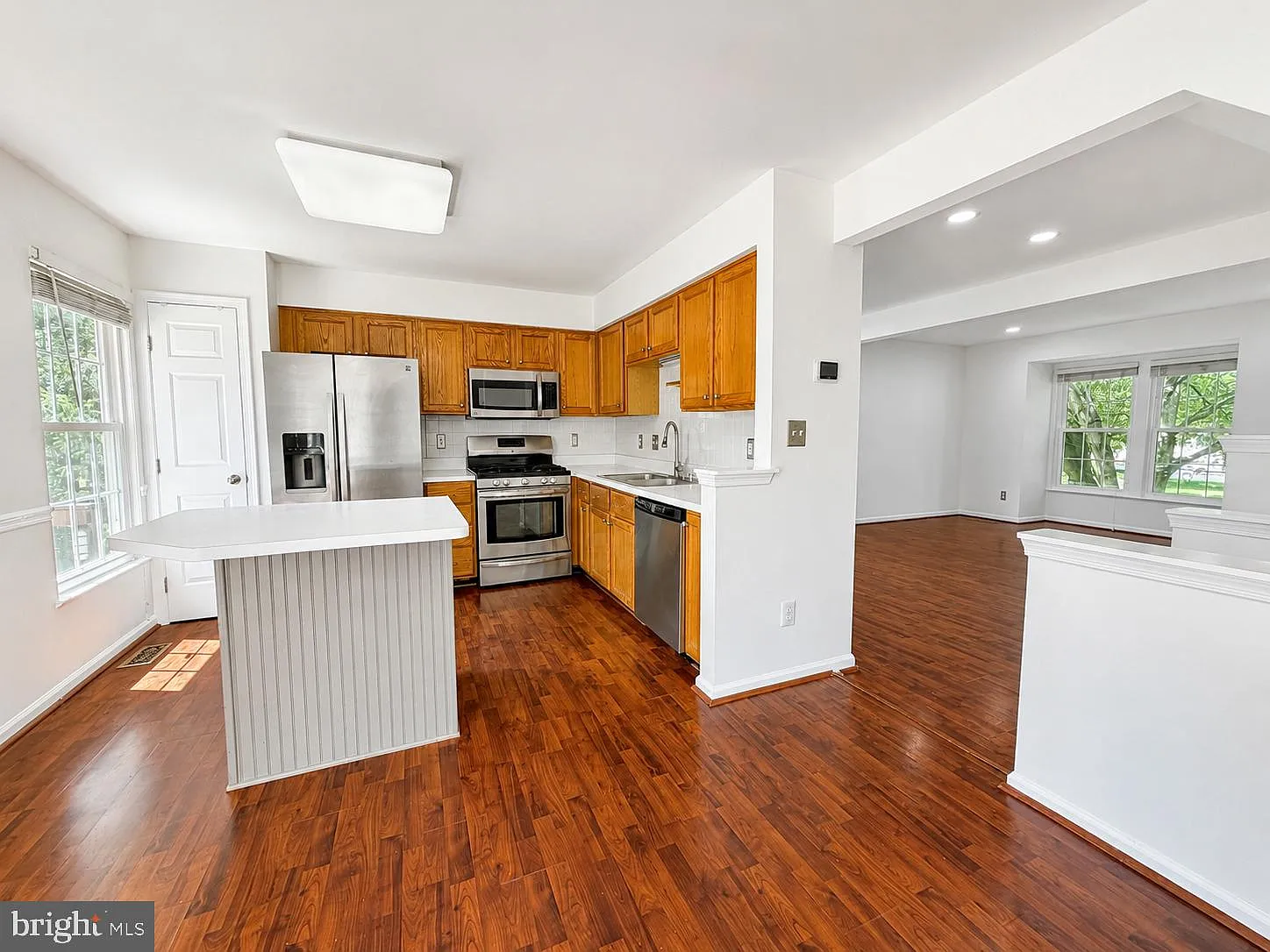 4 bed, 3.5 bath, 1824 sqft, $2,990 — Photo 4
