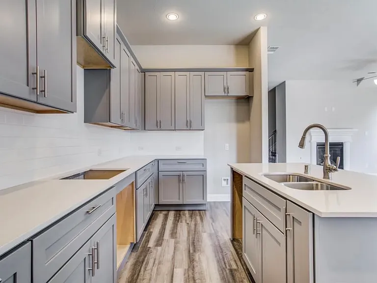 1605 Canals Dr — Photo 8