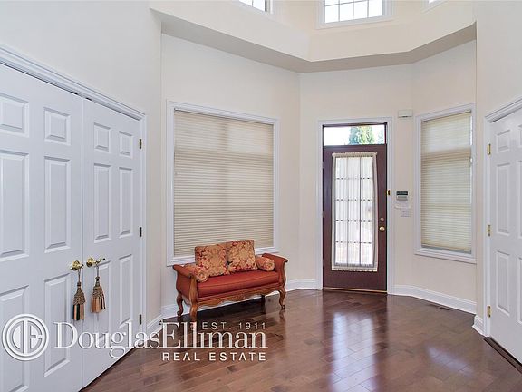 2nd image of 18 Kensington Cir